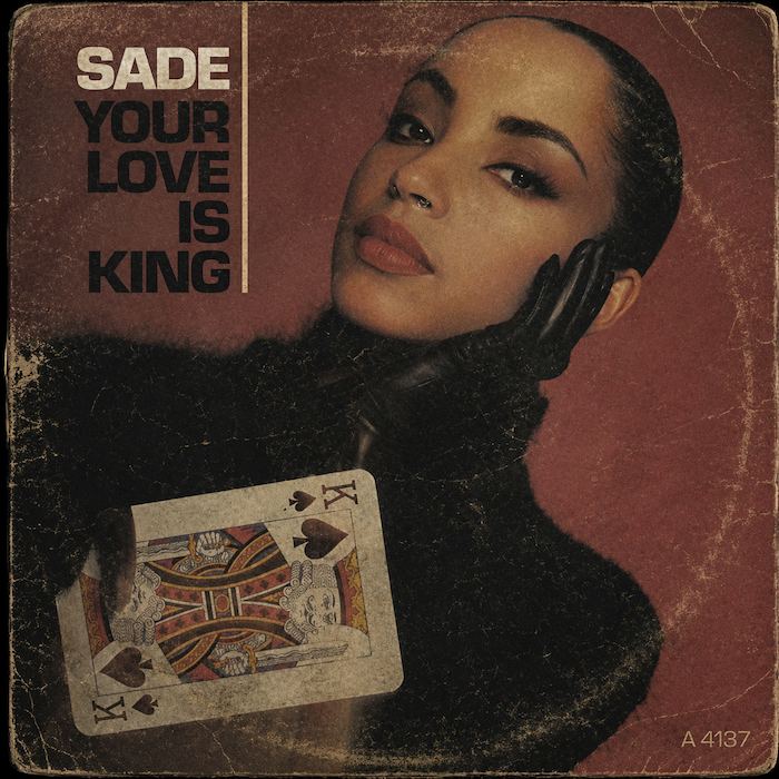 Sade sobre un sofá de crin